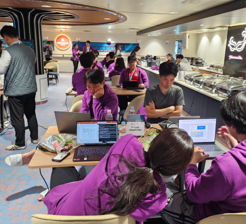 'K-해양 AI 챌린지 부산 2025' 참가자들이 선내에서 해양AI융합 기술 모델을 개발하고 있다.