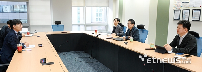 M.AX 좌담회가 19일 서울 중구 산업기술기획평가원에서 열렸다. 왼쪽부터 시계방향으로 이민우 산업통상부 산업정책관, 송병훈 한국전자기술연구원 자율제조연구센터장, 윤병동 원프레딕트 대표 이수호 에코프로 전무. 이동근기자 foto@etnews.com