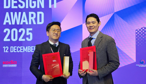 글로벌 디자인 잇 어워드 2025에서 서동현 웰컴저축은행 디지안팀 과장, 최기원 팀장이 수상 기념촬영을 하고 있다.(사진=웰컴저축은행)