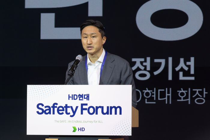 정기선 HD현대 회장이 경기도 성남시에 위치한 HD현대 글로벌R&D센터에서 열린 HD현대 Safety Forum에서 환영사를 하고 있다. HD현대