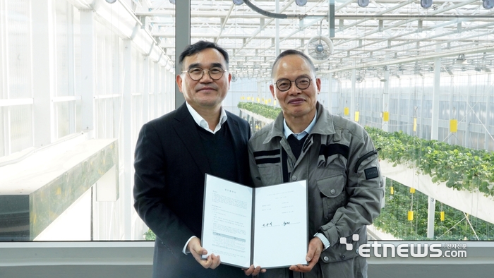 권기재 대동 사업운영총괄 부사장(왼쪽)과 이경백 대한제강 대표가 양해각서에 서명 후 사진 촬영을 하고 있다.