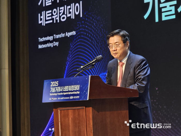 김호원 기술거래사회 회장이 19일 서울 강남구 한국과학기술회관에서 '2025년 기술은행 구축·운영사업 성과공유회 및 기술거래사 네트워킹데이'에서 개회사를 하고 있다. 사진=최기창 기자