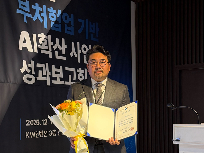 최명진 한컴인스페이스 대표가 지능정보화 발전에 기여한 공로를 인정받아 과학기술정보통신부 부총리상을 수상했다.