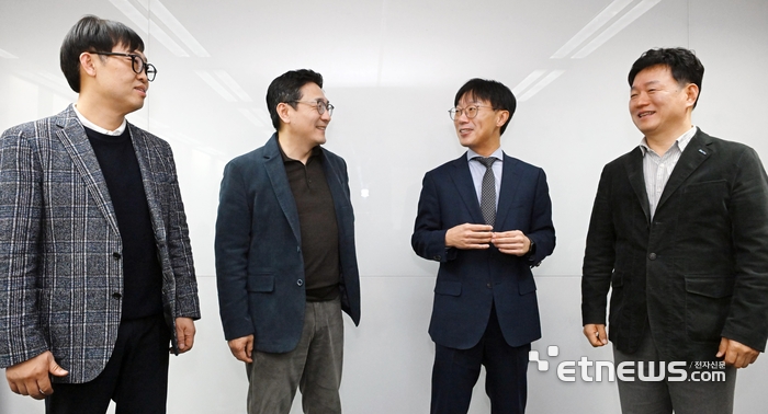 M.AX 좌담회가 19일 서울 중구 산업기술기획평가원에서 열렸다. 왼쪽부터 송병훈 한국전자기술연구원 자율제조연구센터장, 윤병동 원프레딕트 대표, 이민우 산업통상부 산업정책관, 이수호 에코프로 전무. 이동근기자 foto@etnews.com