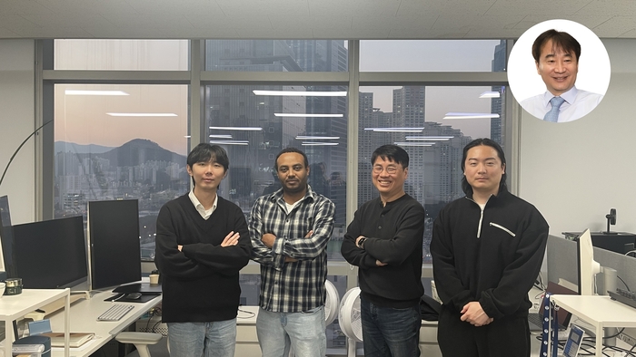 성과를 낸 연구진. 사진 왼쪽부터 황현택 박사과정, 얄레우 카이단 연구교수, 이영종 책임연구원, 박건우 연구원, 김대영 교수(상단).
