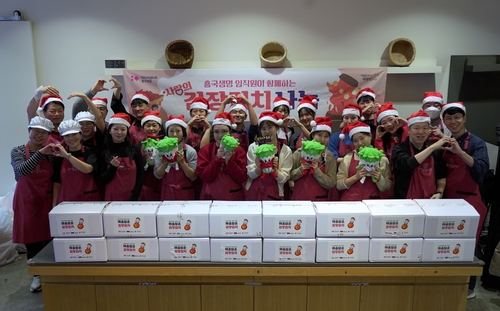 18일 서울 종로구에 위치한 뮤지엄 김치간에서 흥국생명 임직원들이 김장김치 담그기 봉사활동을 진행하고 있다.(사진=흥국생명)