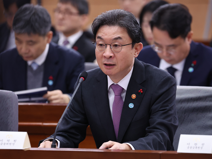 업무보고하는 이억원 금융위원장     (서울=연합뉴스) 김도훈 기자 = 이억원 금융위원장이 19일 정부서울청사 별관에서 이재명 대통령에게 업무보고를 하고 있다. 2025.12.19     superdoo82@yna.co.kr (끝)