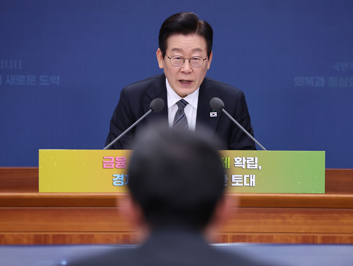 질문하는 이재명 대통령 (서울=연합뉴스) 김도훈 기자 = 이재명 대통령이 19일 정부서울청사 별관에서 열린 금융위원회·공정거래위원회 업무보고에서 이억원 금융위원장에게 질문하고 있다. 2025.12.19 superdoo82@yna.co.kr (끝)