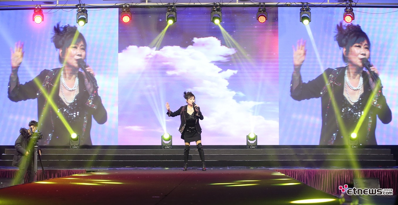 [ET포토] 축하무대로 시적하는 제1회 충북시니어모델 선발대회