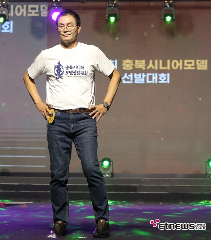 [ET포토] 제1회 충북시니어 모델선발대회, '런웨이에서 카리스마 발산'