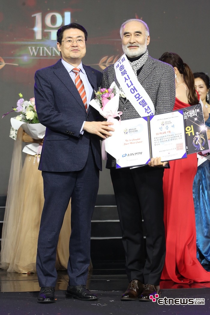 [ET포토] 충북시니어모델 선발대회 윤태희, '55플러스 1위 수상'