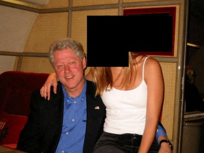 빌 클린턴 전 미국 대통령이 한 여성의 허리를 팔로 감싸고 앉아 있는 모습. 사진=AP연합뉴스