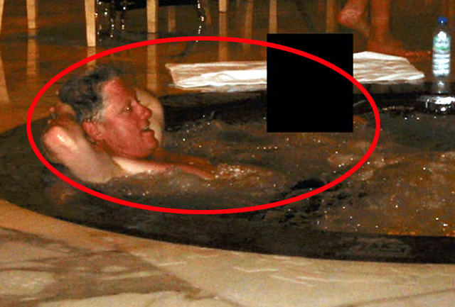 공개된 엡스타인 파일 속 빌 클린턴 전 미국 대통령이 신원을 알 수 없는 한 여성과 욕조에 들어가 있는 모습. 사진=AP연합뉴스