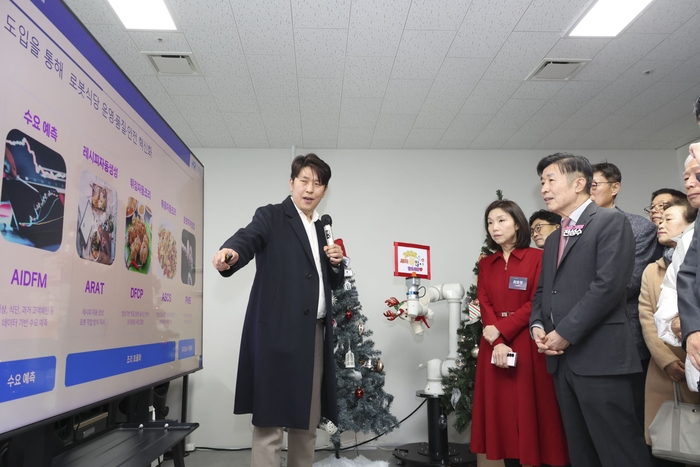 서초AICT 우수기업센터 관계자가 주요 참석자 대상 센터를 소개하고 있다. 서초구 제공