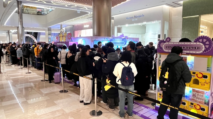 서울 송파구 신천동에 위치한 잠실 롯데월드몰 1층 아트리움에서 진행하고 있는 '메타몽의 시크릿 캡슐맨션' 팝업스토어 입장 대기줄 전경