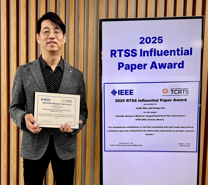 한국인 최초 RTSS 최고 논문상을 수상한 신인식 KAIST 교수
