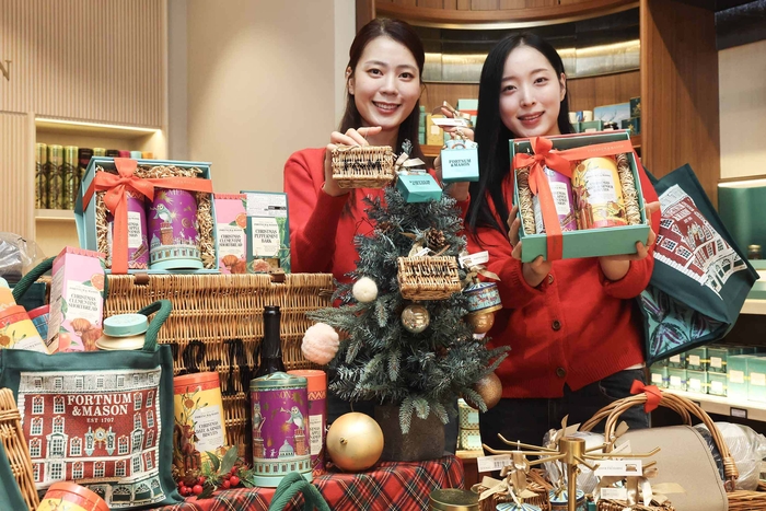 모델이 신세계백화점 연말 'F&B' 특집 행사를 홍보하고 있다.