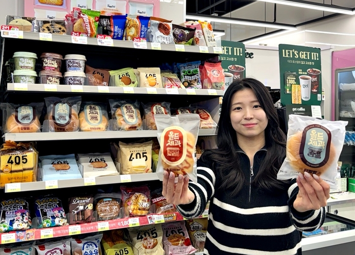 모델이 CU 초저가 빵 '올드제과' 상품을 홍보하고 있다.