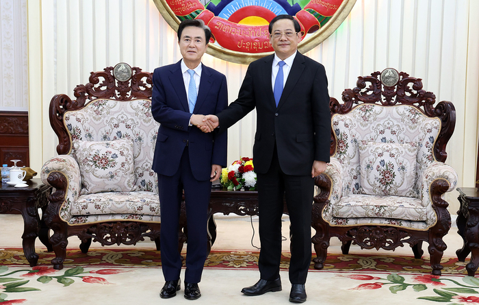 김 지사는 지난 18∼19일 라오스 방문 일정에서 손싸이 시판돈 총리(오른쪽), 린캄 두앙사완 농업환경부 장관, 포싸이 사아손 노동사회복지부 장관, 썬타누 탐마봉 보리캄사이주지사를 차례로 접견했다.