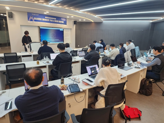 부산 지역 제조업·물류 등 산업 현장에서 활용 가능한 AI 혁신 인재를 양성하기 위한 실무 중심 교육 행사가 부산과학기술대학교에서 열렸다.(사진=이티에듀)