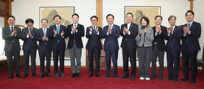 김민석 국무총리가 21일 서울 종로구 삼청동 총리공관에서 열린 고위당정협의회에서 참석자들과 기념 촬영하고 있다. 연합뉴스