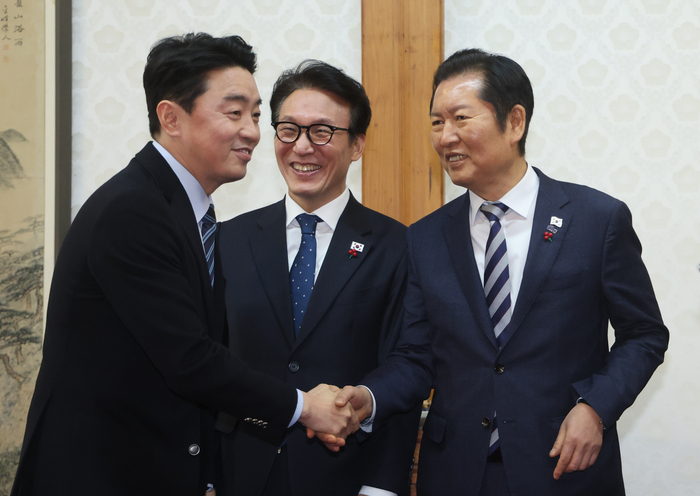 김민석 국무총리가 21일 종로구 삼청동 총리공관에서 열린 고위당정협의회에서 참석자들과 인사하고 있다. 왼쪽부터 강훈식 대통령 비서실장, 김 총리, 더불어민주당 정청래 대표. 연합뉴스
