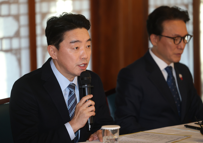 발언하는 강훈식 대통령 비서실장     (서울=연합뉴스) 신준희 기자 = 강훈식 대통령 비서실장이 21일 종로구 삼청동 총리공관에서 열린 고위당정협의회에서 발언을 하고 있다. 2025.12.21     hama@yna.co.kr (끝)