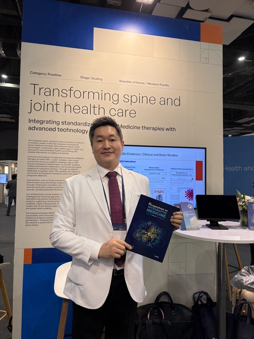 김하늘 부산자생한방병원장이 17일부터 19일까지 인도 뉴데일리에서 열린 WHO 전통의학 글로벌 서밋 자생한방병원 부스에서 기념촬영했다.(사진=자생한방병원)