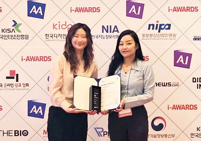 '웹어워드 코리아 2025 '시상식에서 브이디로보틱스 마케팅팀 임효정 차장(오른쪽)과 현재원 매니저가 기념 촬영했다.