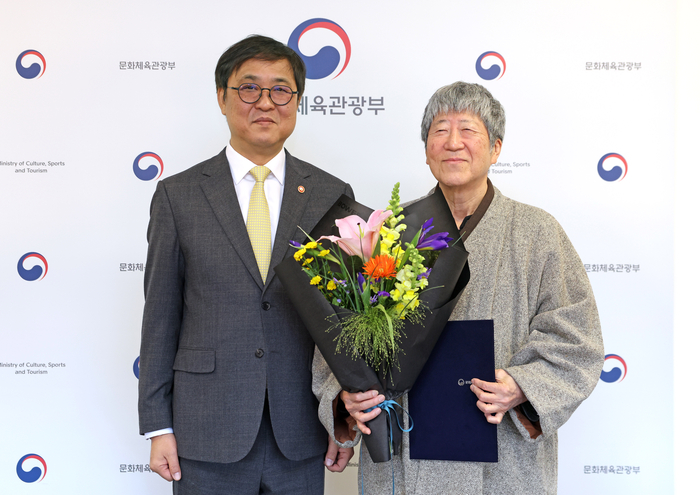 최휘영 문화체육관광부 장관이 22일 서울 종로구 국립현대미술관 서울관에서 임진택 한국문화예술교육진흥원 원장에게 임명장을 수여한 뒤 기념 촬영을 하고 있다.