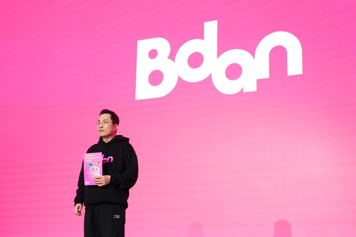 김상민 부산디지털자산거래소 비단(Bdan) 대표가 22일 시그니엘 부산에서 개최된 블록체인 위크 인 부산 2025 (BWB2025) 콘퍼런스에서 공식 캐릭터 '비바부(VIVABU)'를 소개하고 있다. 사진=BWB사무국 제공