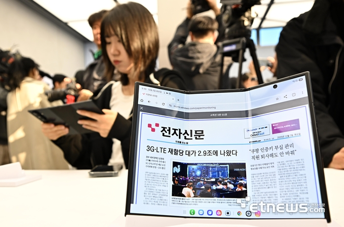 서울 강남구 삼성강남에서 열린 미디어 간담회에서 참석자가 제품을 살펴보고 있다. 이동근 foto@etnews.com