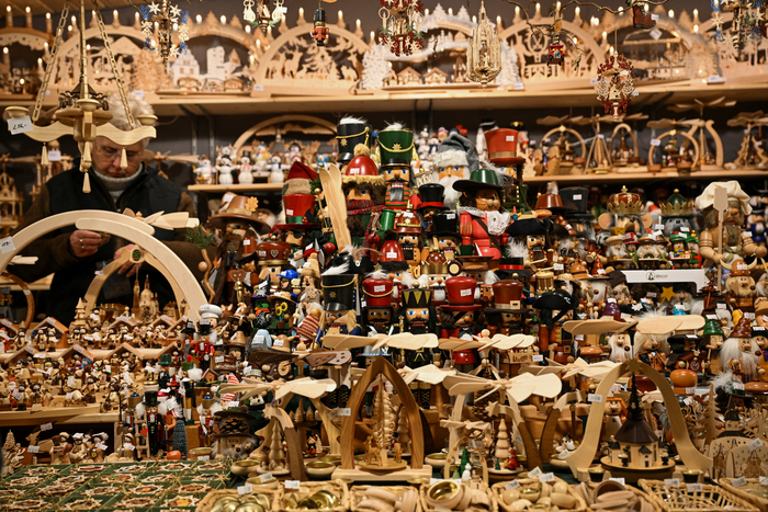 호두까기 인형이 11월 26일 독일 드레스덴의 스트리젤마르크트 크리스마스 마켓 개장일에 전시되어 있다. 〈사진=연합뉴스〉