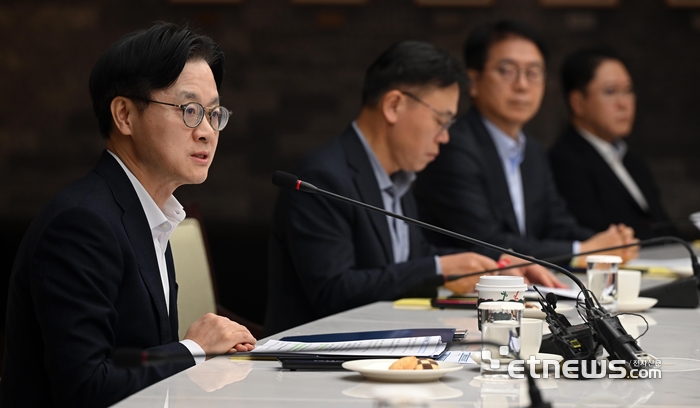 [포토] 석유화학업계 사업재편 CEO 간담회 모두발언하는 김정관 장관