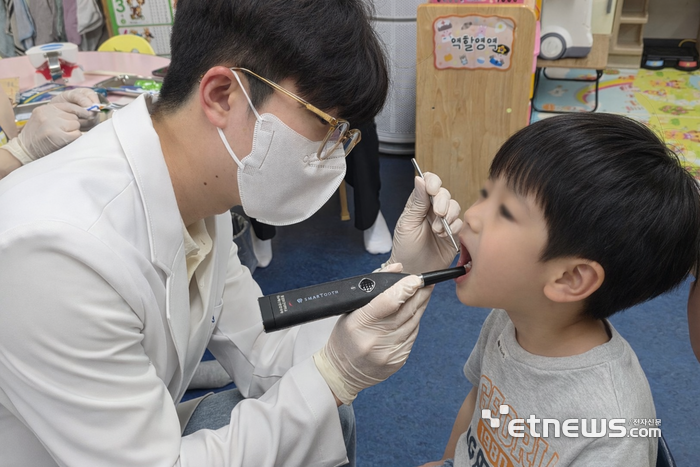 스마투스 장비를 이용한 구강검사 현장.