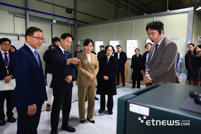 배경훈 부총리·송미령 장관, 농업 AI 연구현장 방문