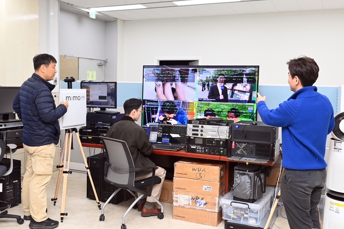 ETRI 연구진이 세계 최초로 개발한 ATSC 3.0 MIMO 익스텐션 송수신 기술을 실시간 검증하고 있다.
