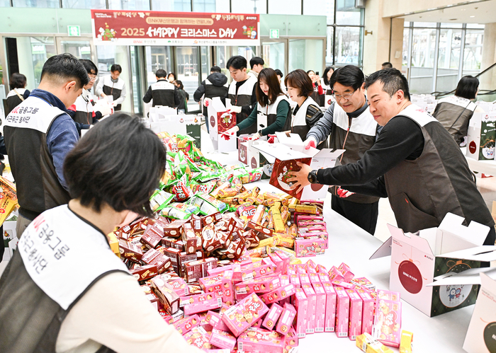 BNK부산은행이 연말을 맞아 돌봄이 필요한 부산 지역 아동을 대상으로 '지역봉사의 날' 봉사활동을 실시했다.