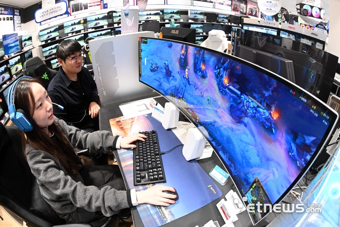 [포토] 고사양 게이밍 모니터로 실감나는 게임