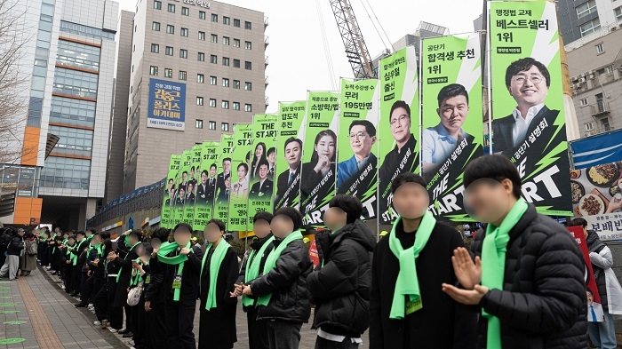 지난 20일 진행된 공단기 노량진 설명회 현장에서 합격생이 참석자들을 응원하는 모습. 사진=에스티유니타스