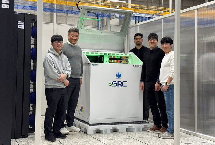 슈나이더 일렉트릭 코리아가 웨어플루 디포그 쇼룸에서 액침 냉각 설비를 구축하고 기념 촬영을 하고 있다. 왼쪽부터 웨어플루 조동균 연구원, 슈나이더 일렉트릭 이창호 팀장, GRC Vivek Sharma 프로젝트 매니저, 웨어플루 박성준 대표, GRC 코리아 최동훈 이사. 슈나이더 일렉트릭 코리아