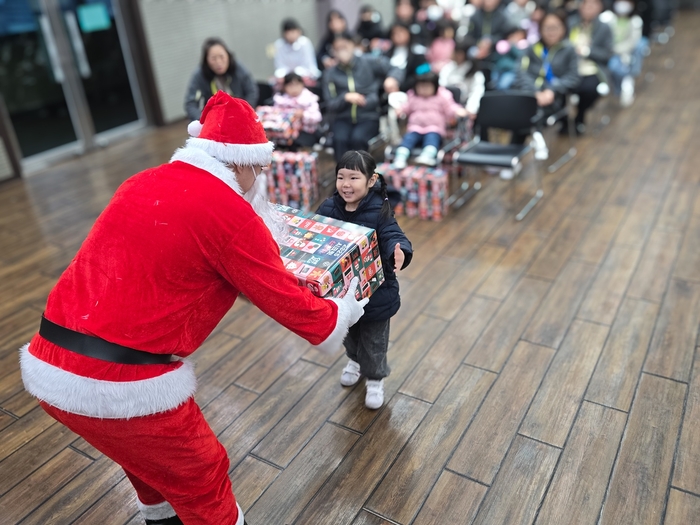 폭스바겐그룹코리아가 아동복지시설 15곳 어린이들에게 시크릿 산타 선물을 전달했다.