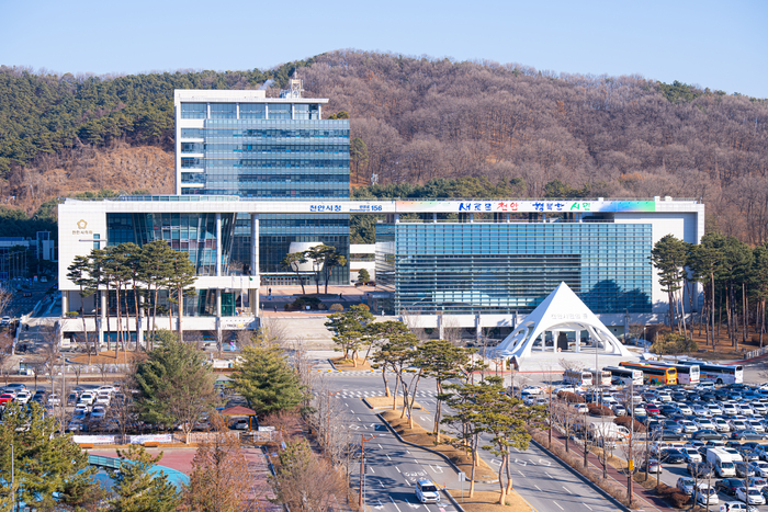23일 충남도청 대회의실에서 김석필 천안시장 권한대행 부시장과 ㈜제이디테크, ㈜이화다이케스팅, 디엔디테크솔루션㈜, 서우테크놀로지㈜, ㈜엔플로우, ㈜유담, ㈜케이엠제이 등 총 7개 기업 관계자와 투자양해각서(MOU) 체결식 이후 기념사진했다.