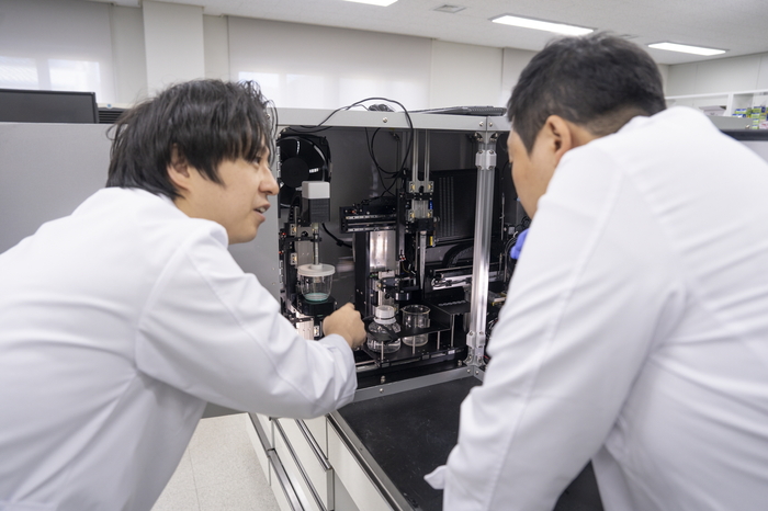 박찬용 기계연 선임연구원(왼쪽)이 식중독균 16종 고속 전자동 진단 시스템을 작동시키고 있다.