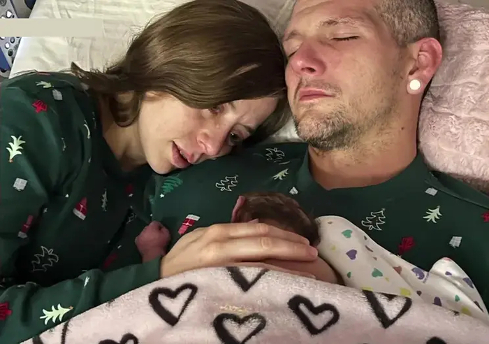 무뇌증을 가진 아기를 출산해 장기 기증을 선택한 미국 플로리다주 부부. 사진=HCA 플로리다 브랜든 병원/폭스13 캡처