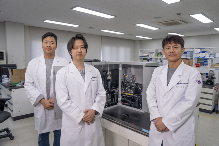 한국기계연구원 진단센서연구실 연구팀.. 사진 오른쪽부터 이동규 실장, 박찬용 선임연구원, 우창하 박사후연구원.