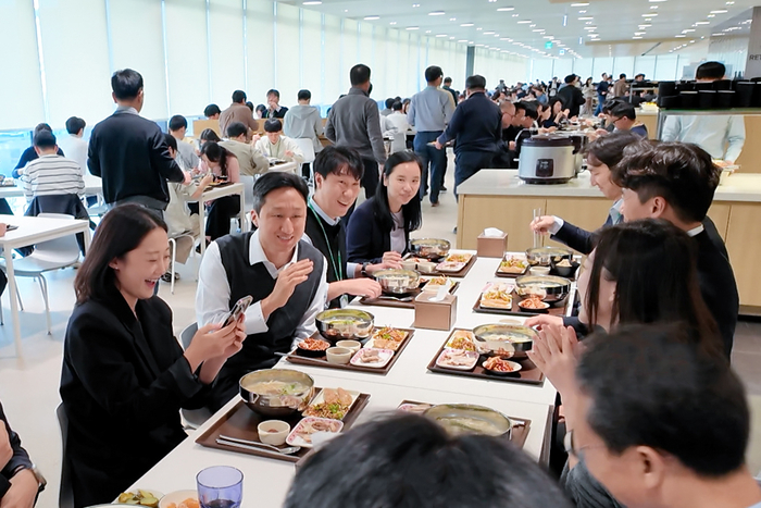 정기선 HD현대 회장(왼쪽에서 두 번째)이 경기도 성남 HD현대 글로벌R&D센터(GRC) 구내식당에서 임직원들과 점심을 함께하며 현장 소통에 나서고 있다. HD현대