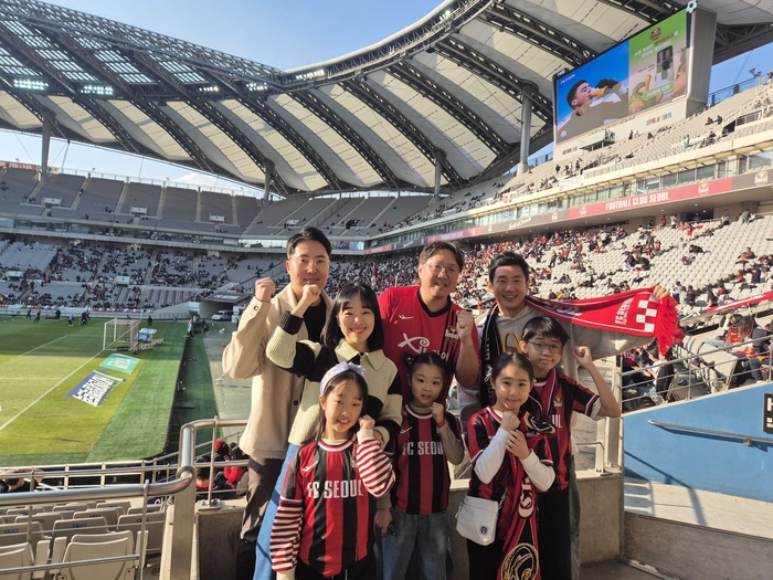 휴롬 임직원 가족 FC서울 경기 관람 행사 기념 사진 촬영 이미지.