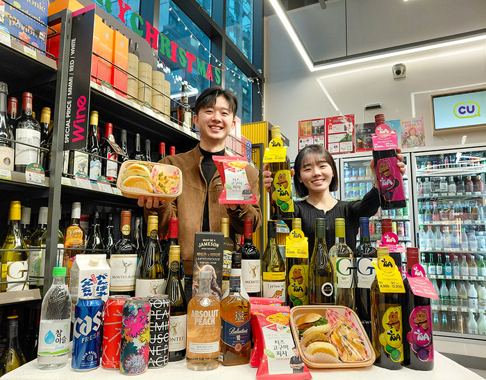 모델이 CU의 연말 홈파티 기획전을 소개하고 있다.