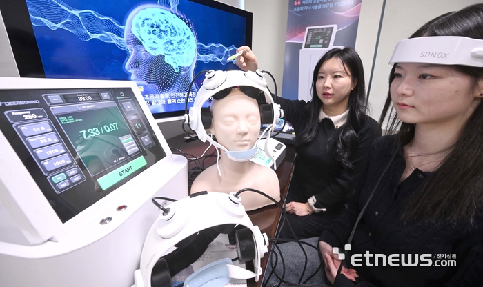 초음파로 알츠하이머 등 치매를 치료하는 시대가 열린다. 우리나라 노인 인구는 1,000만을 넘어 초고령사회에 진입해 치매 환자수도 급격하게 증가하고 있다. 23일 초음파 기술을 활용해 치매를 포함한 각종 뇌 질환 치료를 연구 중인 바이오 헬스케어 기업 딥슨바이오에서 연구원이 치매 치료용 초음파 자극 장치인 뉴클레어를 테스트하며 신제품 개발을 논의하고 있다. 박지호기자 jihopress@etnews.com